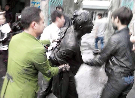 Ng&aacute;o đ&aacute;, trầm m&igrave;nh trong bể than b&ugrave;n 2