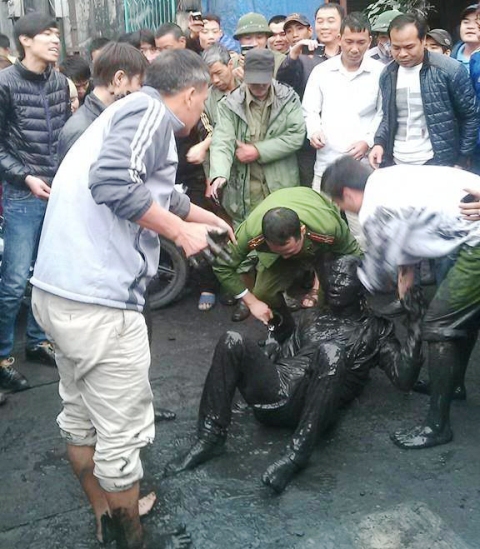 Ng&aacute;o đ&aacute;, trầm m&igrave;nh trong bể than b&ugrave;n 3