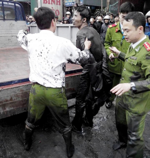 Ng&aacute;o đ&aacute;, trầm m&igrave;nh trong bể than b&ugrave;n 4