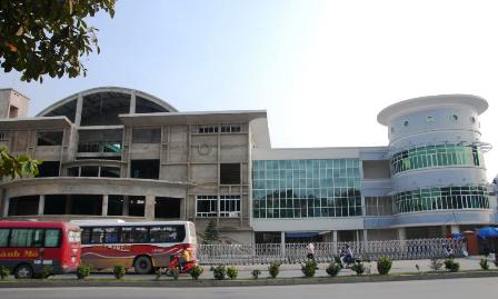 Quảng Ninh: Hỗn chiến kinh ho&agrave;ng ngay tại cổng chợ Hạ Long 2 1