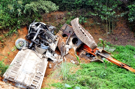 Quảng Ninh: Xe tải lao xuống vực, 2 người chết 2 người bị thương nặng 4