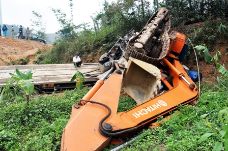 Quảng Ninh: Xe tải lao xuống vực, 2 người chết 2 người bị thương nặng 5