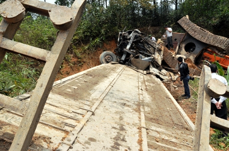 Quảng Ninh: Xe tải lao xuống vực, 2 người chết 2 người bị thương nặng 2