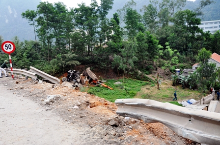 Quảng Ninh: Xe tải lao xuống vực, 2 người chết 2 người bị thương nặng 1