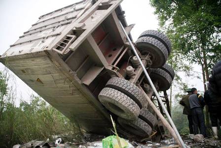 Quảng Ninh: Xe ô tô tải lao thẳng vào nhà, 2 bố con chết thảm 4