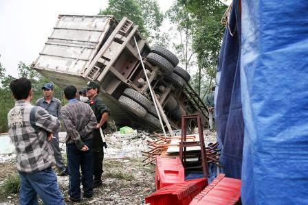Quảng Ninh: Xe ô tô tải lao thẳng vào nhà, 2 bố con chết thảm 2