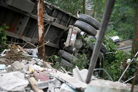 Quảng Ninh: Xe ô tô tải lao thẳng vào nhà, 2 bố con chết thảm 1