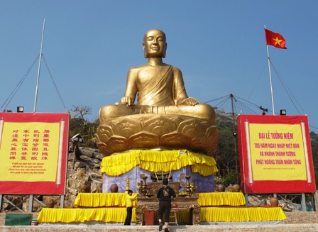 Chả mực Hạ Long v&agrave; Tượng đồng Phật ho&agrave;ng Trần Nh&acirc;n T&ocirc;ng nhận bằng x&aacute;c lập kỷ lục ch&acirc;u &Aacute; 3