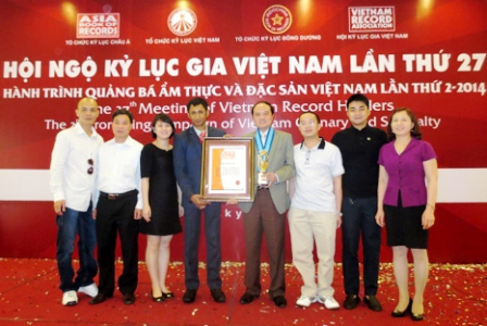 Chả mực Hạ Long v&agrave; Tượng đồng Phật ho&agrave;ng Trần Nh&acirc;n T&ocirc;ng nhận bằng x&aacute;c lập kỷ lục ch&acirc;u &Aacute; 2