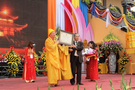 Quảng Ninh: Kh&aacute;nh th&agrave;nh ch&ugrave;a c&oacute; to&agrave; ch&iacute;nh điện lớn nhất Việt Nam 5