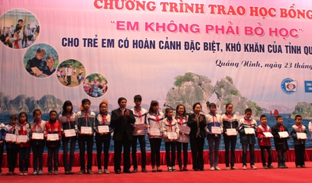 Quảng Ninh: 120 trẻ em nghèo được nhận học bổng “Em không phải bỏ học” 2