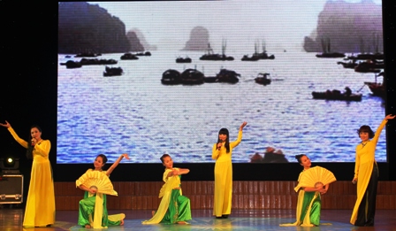 Ngọc Anh gợi cảm, cháy bỏng trong đêm nhạc tại quê hương Quảng Ninh 26