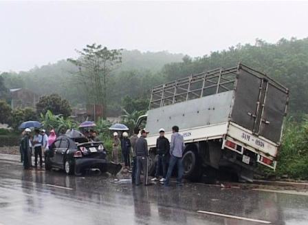 Xe hơi đ&acirc;m v&agrave;o xe tải bị bẹp r&uacute;m, 1 người chết, 5 người bị thương 3