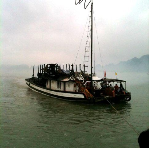 T&agrave;u du lịch ch&aacute;y dữ dội tr&ecirc;n Vịnh Hạ Long 5