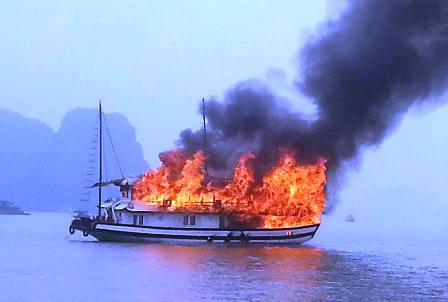 Quảng Ninh: Xử lý nghiêm các vi phạm gây cháy tàu trên vịnh Hạ Long 1