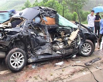 Xe hơi đ&acirc;m v&agrave;o xe tải bị bẹp r&uacute;m, 1 người chết, 5 người bị thương 2