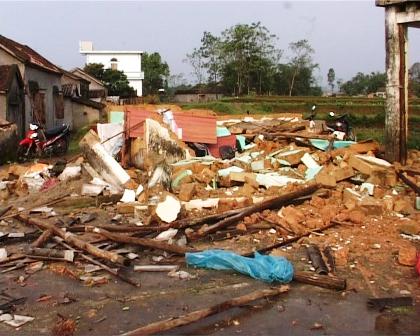 Quảng Ninh: Mưa lốc khiến nhiều ng&ocirc;i nh&agrave; bị tốc m&aacute;i 1