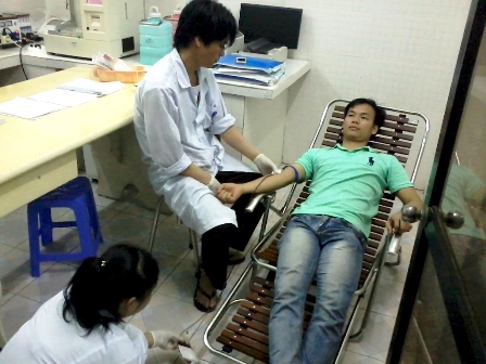 Thanh niên tình nguyện hiến máu cứu nạn nhân vụ TNGT tại Hải Hà 1