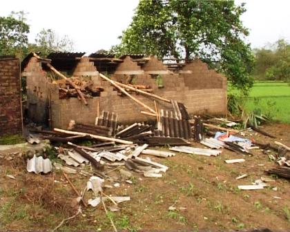 Quảng Ninh: Mưa lốc khiến nhiều ng&ocirc;i nh&agrave; bị tốc m&aacute;i 2