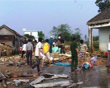 Quảng Ninh: Mưa lốc khiến nhiều ng&ocirc;i nh&agrave; bị tốc m&aacute;i 7