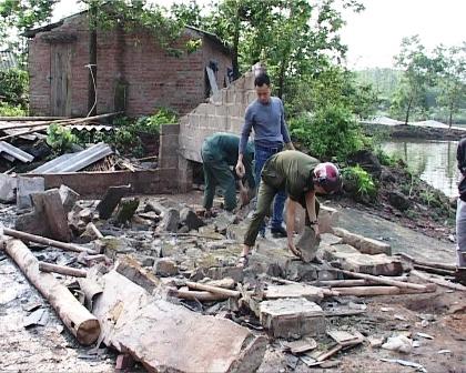 Quảng Ninh: Mưa lốc khiến nhiều ng&ocirc;i nh&agrave; bị tốc m&aacute;i 6