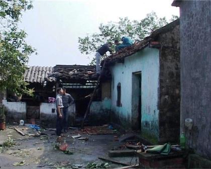 Quảng Ninh: Mưa lốc khiến nhiều ng&ocirc;i nh&agrave; bị tốc m&aacute;i 5