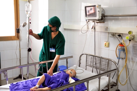 Quảng Ninh: Ch&aacute;u b&eacute; hơn 2 tuổi bị gấu cắn đứt l&igrave;a c&aacute;nh tay 2