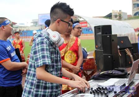 Cận cảnh DJ nh&iacute; si&ecirc;u cute "đại n&aacute;o" s&acirc;n vận động Cẩm Phả 1