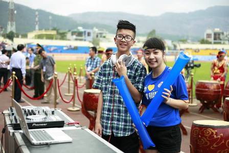 Cận cảnh DJ nh&iacute; si&ecirc;u cute "đại n&aacute;o" s&acirc;n vận động Cẩm Phả 5