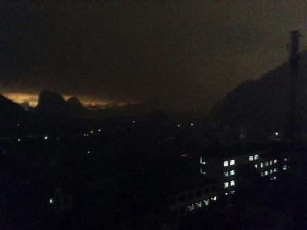 Hiện tượng lạ ở Quảng Ninh: Trời tối đen 20 phút trong buổi sáng 8