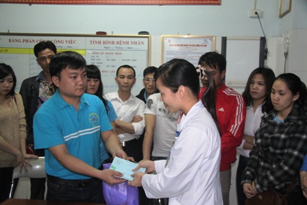 Gi&agrave;nh giật sự sống từng giờ cho ch&aacute;u b&eacute; bị vứt b&ecirc;n đường ở Hạ Long 2