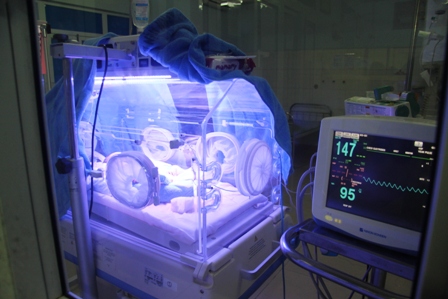 Gi&agrave;nh giật sự sống từng giờ cho ch&aacute;u b&eacute; bị vứt b&ecirc;n đường ở Hạ Long 1