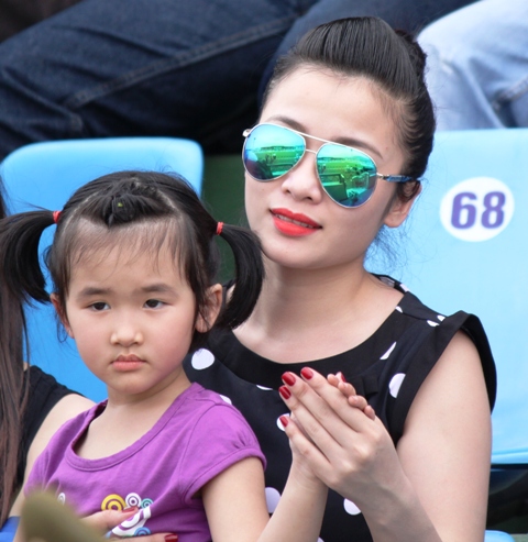 Fan nữ U60 Than Quảng Ninh "quậy" tưng bừng ở "chảo lửa" Cẩm Phả 13