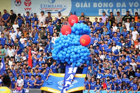 Fan nữ U60 Than Quảng Ninh "quậy" tưng bừng ở "chảo lửa" Cẩm Phả 10