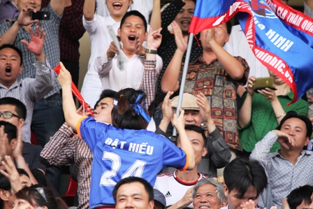 Fan nữ U60 Than Quảng Ninh "quậy" tưng bừng ở "chảo lửa" Cẩm Phả 7