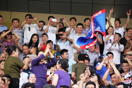 Fan nữ U60 Than Quảng Ninh "quậy" tưng bừng ở "chảo lửa" Cẩm Phả 6