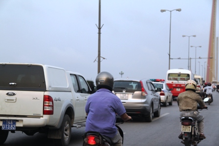 Xe tải bốc ch&aacute;y giữa cầu B&atilde;i Ch&aacute;y 5