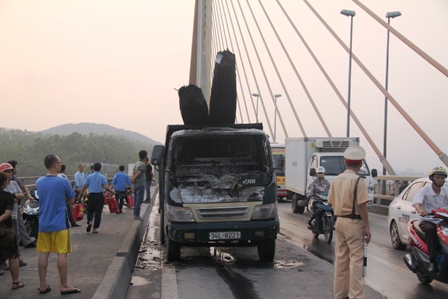 Xe tải bốc ch&aacute;y giữa cầu B&atilde;i Ch&aacute;y 1