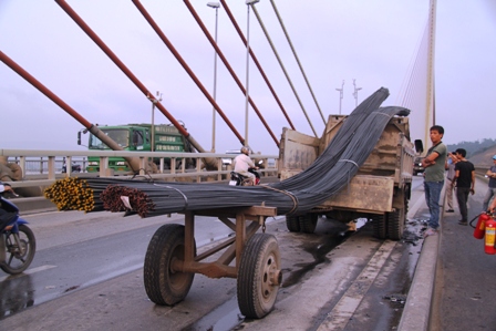 Xe tải bốc ch&aacute;y giữa cầu B&atilde;i Ch&aacute;y 2