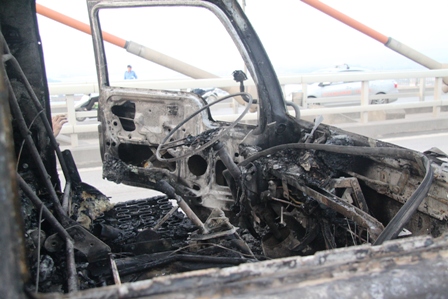 Xe tải bốc ch&aacute;y giữa cầu B&atilde;i Ch&aacute;y 4