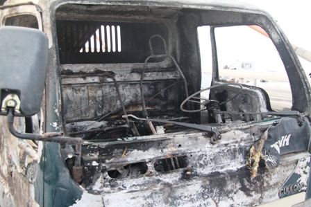 Xe tải bốc ch&aacute;y giữa cầu B&atilde;i Ch&aacute;y 3