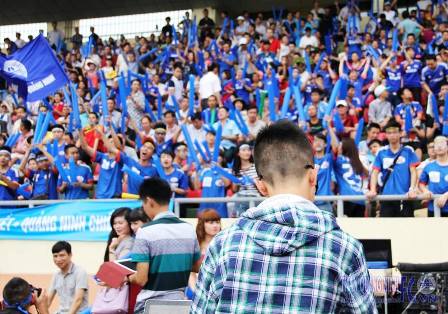 Cận cảnh DJ nh&iacute; si&ecirc;u cute "đại n&aacute;o" s&acirc;n vận động Cẩm Phả 4