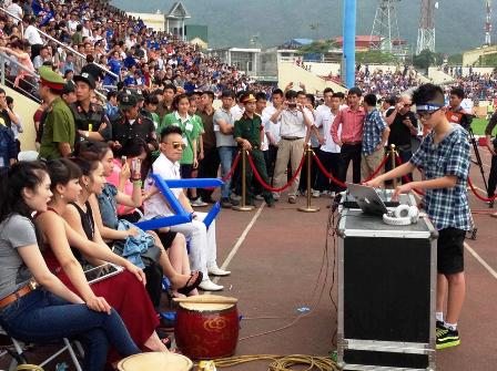 Cận cảnh DJ nh&iacute; si&ecirc;u cute "đại n&aacute;o" s&acirc;n vận động Cẩm Phả 3