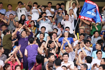 Fan nữ U60 Than Quảng Ninh "quậy" tưng bừng ở "chảo lửa" Cẩm Phả 5