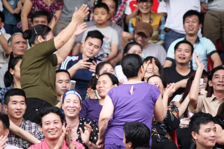 Fan nữ U60 Than Quảng Ninh "quậy" tưng bừng ở "chảo lửa" Cẩm Phả 4