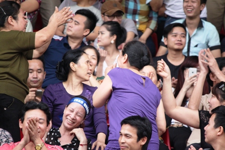 Fan nữ U60 Than Quảng Ninh "quậy" tưng bừng ở "chảo lửa" Cẩm Phả 3