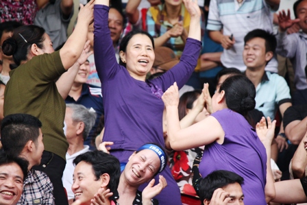 Fan nữ U60 Than Quảng Ninh "quậy" tưng bừng ở "chảo lửa" Cẩm Phả 2