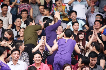 Fan nữ U60 Than Quảng Ninh "quậy" tưng bừng ở "chảo lửa" Cẩm Phả 1