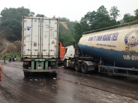 Quảng Ninh: Tai nạn li&ecirc;n ho&agrave;n tr&ecirc;n tuyến đường tr&aacute;nh Cửa &Ocirc;ng 1