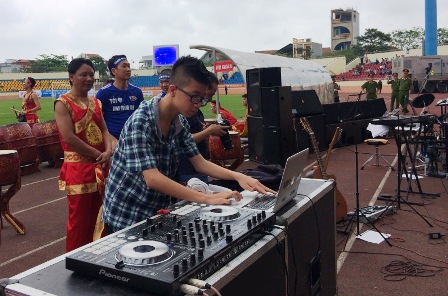Cận cảnh DJ nh&iacute; si&ecirc;u cute "đại n&aacute;o" s&acirc;n vận động Cẩm Phả 2